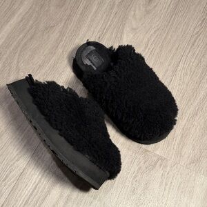 UGG Maxi Curly Platform Slippers